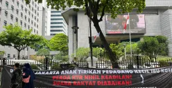 Spanduk penolakan terhadap finalisaai Raperda KTR dibentangkan pedagang di kantor DPRD Jakarta, Jumat, 3 Oktober 2025. (Sumber: Poskota/Pandi Ramedhan)
