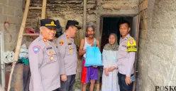 Polisi membagikan paket sembako dalam program Jumat Sodahqoh kepada keluarga Maja di rumahnya Desa Kedung Waringun, Kecamatan Bojonggede, Kabupaten Bogor. (Sumber: Poskota/Angga Pahlevi)