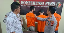 Polisi berhasil menangkap komplotan spesialis pencuri motor yang beberapa di antaranya residivis. Aparat juga mengamankan barang bukti motor curian. (Sumber: Poskota/Angga Pahlevi)