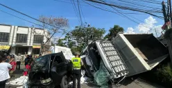 Petugas Unit Gakkum Satlantas Polresta Serang Kota tengah melakukan pendataan di TKP dump truk yang terjun bebas dari atas Tol Tangerang-Merak. (Sumber: Dok. Humas Polresta Serang Kota)
