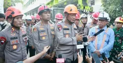 Kapolda Jawa Timur Irjen Nanang Avianto meninjau proses evakuasi korban robohnya bangunan Ponpes Al Khoziny di Buduran, Sidoarjo. (Sumber: Istimewa)