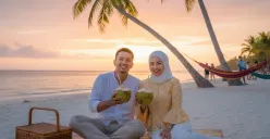 Hasil edit foto pasangan liburan di pantai pakai prompt Gemini AI. (Sumber: Gemini AI)