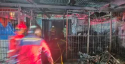 Kebakaran melanda toko furniture di Jalan Haji Kelik, Kelapa Dua, Kebon Jeruk, Jakarta Barat, Sabtu, 4 Oktober 2025. (Sumber: Istimewa)