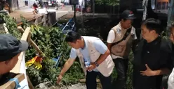 Direktur Utama PDAM Tirta Patriot, Ali Imam Faryadi, meninjau langsung kerusakan valve pada Jumat malam, 3 Oktober 2025. (Sumber: POSKOTA | Foto: Nurpini Aulia Rapika)