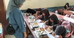 Ahli gizi MBG dari SPPG Pagelaran Sindanglaya 2 saat melakukan uji organoleptik di SDN Senangsari, Kecamatan Pagelaran, Pandeglang. (Sumber: Istimewa)