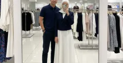 Hasil edit foto pakai prompt Gemini AI untuk foto mirror selfie bareng pacar. (Sumber: Gemini AI)