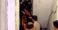 Polisi mengevakuasi jasad pria yang ditemukan tewas dalam kamar kontrakan di Jalan Kembangan Raya, Jakarta Barat pada Jumat sore, 3 Oktober 2025. (Sumber: Istimewa)