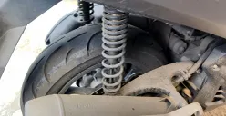 Ilustrasi, shockbreaker rusak bisa membahayakan pengendara motor. (Sumber: POSKOTA | Foto: Erwan Hartawan)