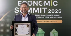 Direktur Strategic Business Development & Portofolio Telkom Seno Soemadji saat menerima penghargaan “The Best State Owned Enterprise (SOE) 2025” di Shangri-La Hotel. (Sumber: Corporate Communication PT Telkom Indonesia (Persero) Tbk)