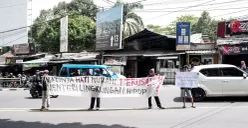 Warga melakukan unjuk rasa terkait banyaknya ekowisata di kawasan Puncak, Bogor, yang ditutup Kementerian LH. (Sumber: Istimewa)