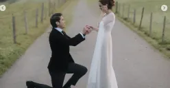 Syifa Hadju dan El Rumi berpose bahagia di Lauterbrunnen, Swiss, usai momen lamaran romantis yang menggetarkan hati jutaan penggemar. (Sumber: Instagram/@syifahadju)