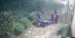 Tangkap layar dua kawanan pelaku curanmor menggotong motor curian di Jalan Raya Bomang, Tajurhalang, Bogor. (Sumber: Instagram @lifeatbojonggede)