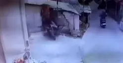 Tangkap layar ibu-ibu yang mengendarai sepeda motor menabrak bangunan warung milik warga di Sukaraja, Bogor.
