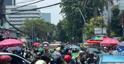 Situasi lalu lintas di Jalan Abdul Muis arah kawasan Monas, Gambir, Jakarta Pusat, macet total, Minggu, 5 Oktober 2025. (Sumber: Poskota/Pandi Ramedhan)