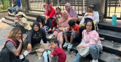 Masyarakat beristirahat di Jalan Budi Kemuliaan arah Monas, Gambir, Jakarta Pusat, Minggu, 5 Oktober 2025. (Sumber: Poskota/Pandi Ramedhan)
