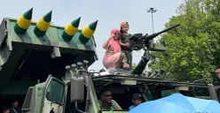 Antusiasme anak-anak menaiki mobil Panser hingga peluncur roket Astros II MK 6 di Monas, Jakarta Pusat pada Minggu, 5 Oktober 2025. (Sumber: POSKOTA | Foto: M Tegar Jihad)