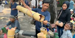 Acep, 31 tahun, pedagang tuak aren di Jalan Budi Kemuliaan arah Monas, Gambir Jakarta Pusat, Minggu, 5 Oktober 2025. (Sumber: Poskota/Pandi Ramedhan)