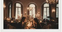 Hasil edit prompt Gemini AI viral foto pasangan romantis yang sedang dinner di kafe mewah dengan hasil akhir bergaya polaroid vintage. (Sumber: Freepik)