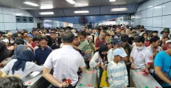 Suasana di Stasiun Juanda, Sawah Besar, Jakarta Pusat, yang dipadati penumpang pada Minggu, 5 Oktober 2025. (Sumber: POSKOTA | Foto: Pandi Ramedhan)
