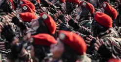 Prajurit saat peringatan HUT ke-80 TNI di kawasan Monas, Gambir, Jakarta Pusat, Miinggu, 5 Oktober 2025. (Sumber: Poskota/Bilal Nugraha Ginanjar)