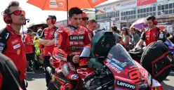 Marc Marquez mengalami cedera tulang selangka kanan pasca insiden crash dengan Bezzecchi di MotoGP Mandalika 2025. Pebalap Ducati ini langsung pulang ke Spanyol untuk pemeriksaan lebih lanjut. (Sumber: X/@InfoR00M)