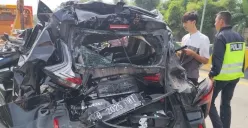Petugas mengevakuasi mobil ringsek di gerbang Cilegon Timur tol Tangerang-Merak, Desa Serdang, Kecamatan Kramatwatu, Kabupaten Serang, Senin, 6 Oktober 2025. (Sumber: Dok. Polresta Serang)