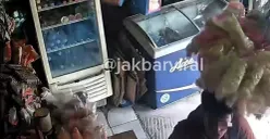 Tangkap layar pelajar dibacok sesama pelajar di kawasan Grogol Petamburan, Jakarta Barat, pada Jumat, 3 Oktober 2025. (Sumber: Instagram @Warga.jakbar)