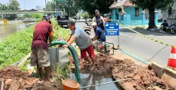 Petugas Perumda Tirta Patriot memperbaiki pipa bocor di kawasan Bekasi Timur, dekat RS Siloam, Jumat 3 Oktober 2025. (Sumber: Humas PDAM Tirta Patriot)