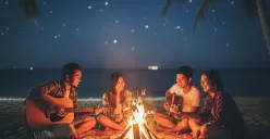 Hasil edit foto prompt Gemini AI liburan keren di pantai bareng teman. (Sumber: Freepik/jcomp)