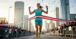 Hasil edit prompt Gemini AI keren foto wanita lari marathon di garis finish. (Sumber: Freepik/nensuria)