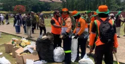 Petugas kebersihan melakukan pembersihan sampah seusai perayaan HUT ke-80 TNI di Monas, Gambir, Jakarta Pusat. (Sumber: Dok. DLH Jakarta)