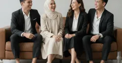Hasil edit foto studio bersama sahabat pakai prompt Gemini AI. (Sumber: Gemini AI)