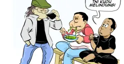 Tiga sahabat sedang bercengkerama di warteg sambil menikmati kopi dan mi hangat, membahas pesan Menhan agar TNI selalu melindungi rakyat dan tidak pernah menyakiti hati mereka. (Sumber: Poskota/Arif Setiadi)