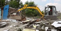 Petugas dengan menggunakan alat berat membongkar bangunan liar di Perumahan Wisma Asri, Kecamatan Bekasi Utara, Selasa 7 Oktober 2025. (Sumber: Humas Pemkot Bekasi)