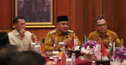 Bupati Bogor, Rudy Susmanto memimpin rapat perumusan program Satu Desa Satu Sarjana. (Sumber: Dok. Pemkab Bogor)