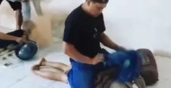 Tim Resmob saat meringkus dua pelaku curanmor lintas provinsi di mess sopir angkutan umum. (Sumber: Polres Serang)