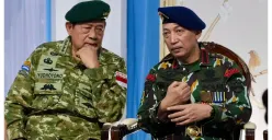 Viral video yang menampilkan Presiden ke-6 RI, Susilo Bambang Yudhoyono (SBY), seolah-olah melewatkan untuk menyalami Kapolri Jenderal Listyo Sigit Prabowo. (Sumber: X/@Hasbil_Lbs)