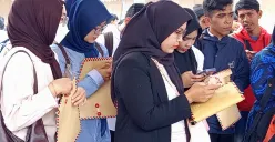 Beberapa pelamar mengikuti job fair di halaman Kantor Disnaker Kabupaten Pandeglang, Kelurahan Sukamanah, Kecamatan Kaduhejo, Selasa, 7 Oktober 2025. (Sumber: Poskota/Samsul Fatoni)