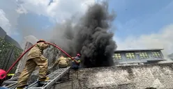 Petugas Damkar memadamkan api di pabrik bingkai foto Cibinong, Kabupaten Bogor, Selasa 7 Oktober 2025. (Sumber: Poskota/Giffar Rivana)