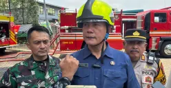 Kepala Dinas Damkar Kabupaten Bogor, Yudi Santosa memberikan keterangan pers terkait kebakaran pabrik bingkai di Cibinong, Kabupaten Bogor, Selasa, 7 Oktober 2025. (Sumber: Poskota/Giffar Rivana)