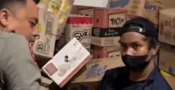 Tangkap layar petugas menangkap maling yang ngumpet di gudang toko kelontong di Sukaraja, Kabupaten Bogor.