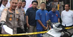 Kapolres Purwakarta, AKBP I Dewa Putu Gede Anom memperlihatkan barang bukti sepeda motor hasil curian, Selasa, 7 Oktober 2025. (Sumber: Poskota/Dadan Sukmana)