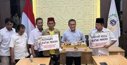 Fraksi PDI Perjuangan DPRD Jakarta menerima audiensi pedagang yang menolak pasal-pasal pelarangan penjualan pada Raperda KTR, Selasa, 7 Oktober 2025. (Sumber: POSKOTA | Foto: Pandi Ramedhan)