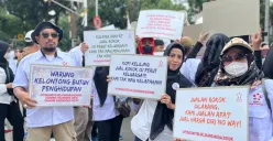 Pedaegang berunjuk rasa di depan gedung DPRD Jakarta, Jalan Kebon Sirih, Gambir, Jakarta Pusat, Selasa, 7 Oktober 2025. (Sumber: Poskota/Pandi Ramedhan)