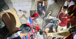 Situasi saat petugas melakukan evakuasi korban tertimpa bangunan runtuh di Jalan Budi Mulia Gang 7, Pademangan, Jakarta Utara. (Sumber: Damkar Jakut)