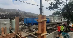 Gunungan sampah di zona tiga TPA Sumur Batu, Kecamatan Bantar Gebang, Kota Bekasi, rawan longosr, Rabu, 8 Oktober 2025. (Sumber: Poskota/Nurpini Aulia Rapika)