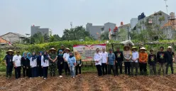 Kkegiatan penanaman jagung di lahan kelompok tani (Poktan) Semanan Sinergi RW 08, Semanan, Kalideres, Jakarta Barat, Rabu, 8 Oktober 2025. (Sumber: Poskota/Pandi Ramedhan)