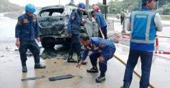 Petugas memadamkan mobil yang terbakar seusai menabrak pembatas jalan di KM 41 Tol Ciawi, Kota Bogor, Rabu, 8 Oktober 2025. (Sumber: Dok. Damkar Kota Bogor)