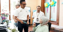General Manager PLN UID Jakarta Raya, Moch. Andy Adchaminoerdin, berdialog dengan pelanggan yang berbagi pengalaman menggunakan aplikasi PLN Mobile. (Sumber: Dok. PLN UID Jakarta)