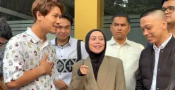 Pedangdut Lesti Kejora didampingi suaminya, Rizky Billar (kiri), seusai memenuhi panggilan penyidik Ditreskrimsus Polda Metro Jaya, Jakarta Selatan, Rabu, 8 Oktober 2025. (Sumber: POSKOTA | Foto: Ali Mansur)